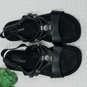 Minnetonka Sylvia Blk Leather Sandal Adj Velcro Heel Strap Etched Silver Size 9